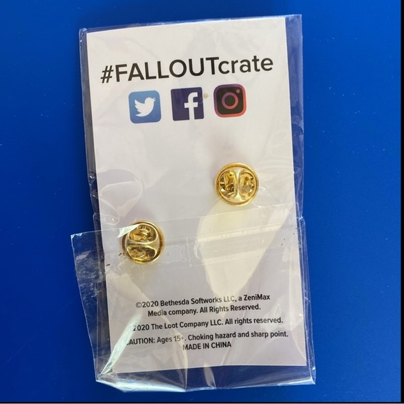 Fallout pin Crate #19 and shirt XL - Picture 7 of 7